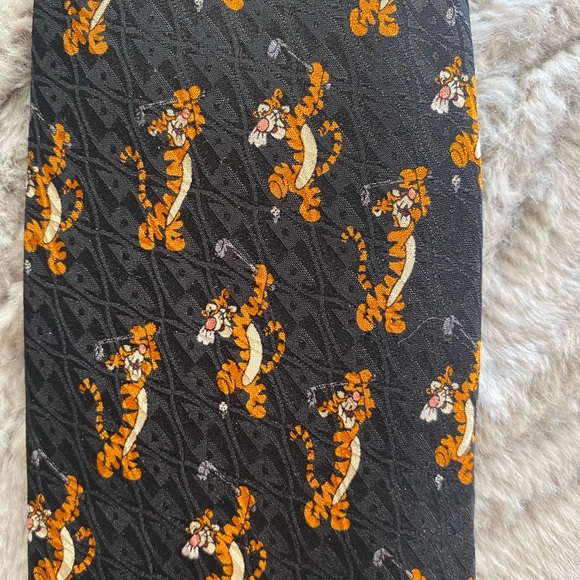 Golfing Tigger tie 100 acre collection - Picture 2 of 5